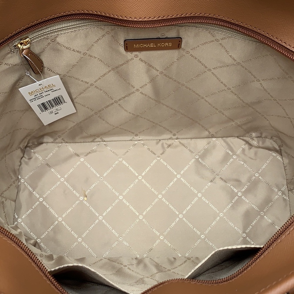 MICHAEL KORS
Jet Set Travel Large Logo Tote Shoulder Bag
COLOR VANILLA
NWT - Picture 8 of 16